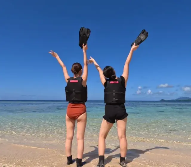 石垣島の海で笑顔あふれる思い出ショット