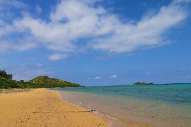 灯台が見える石垣島の穴場ビーチの絶景。