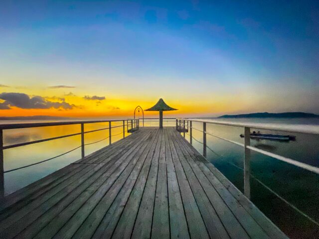 石垣島シュノーケル前の桟橋と夕景