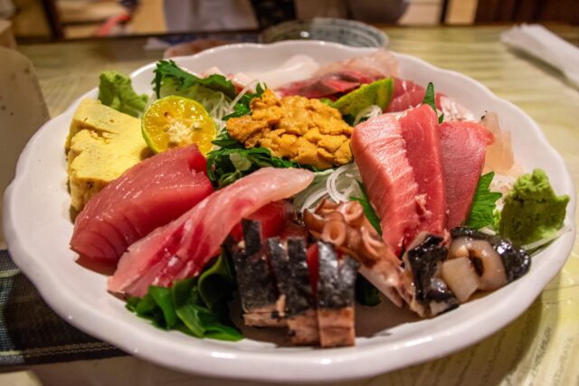 新鮮な魚を使った豪華な刺身盛り合わせ