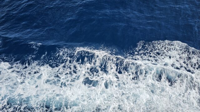 石垣島の海況を示す波立つ水面