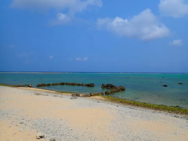 サンゴと岩場が調和する石垣島の白保海岸