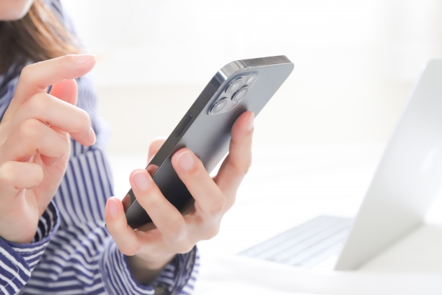 スマホ 操作 女性