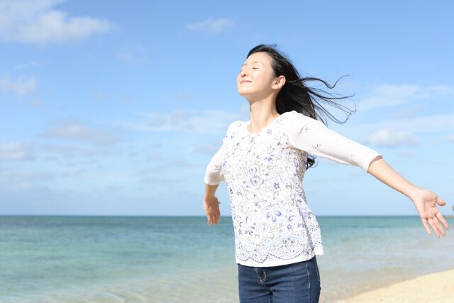 海でくつろぐ女性