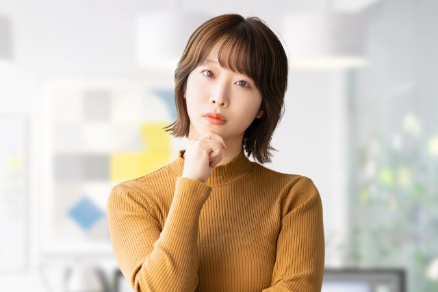 悩む　女性