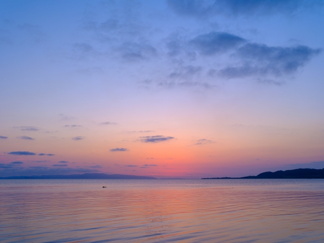 石垣島の穴場ビーチで過ごす、静寂に包まれた夕暮れ時。