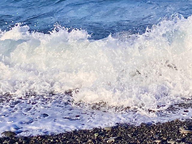 石垣島の海岸に打ち寄せる波。個人シュノーケリング時の海況確認。