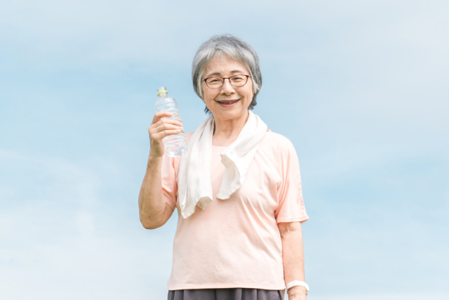 シニア 女性 水分補給
